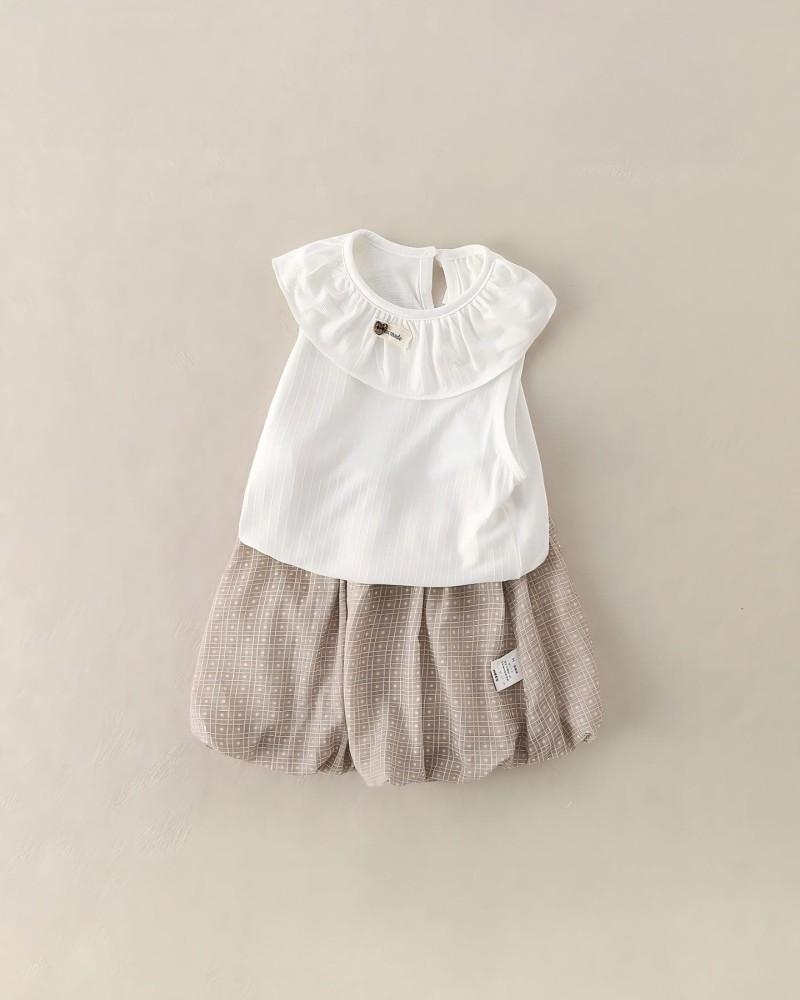 Adorable sleeveless set